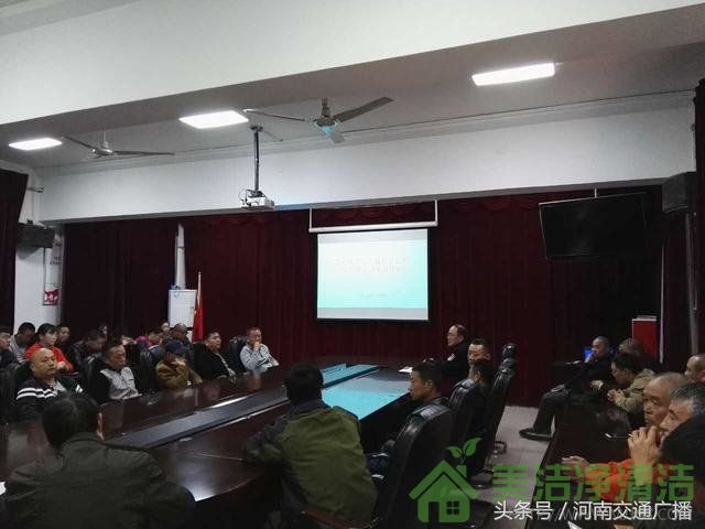 郑州交警三大队走进二七环卫清洁服务总公司 开展交通安全培训课(图1)