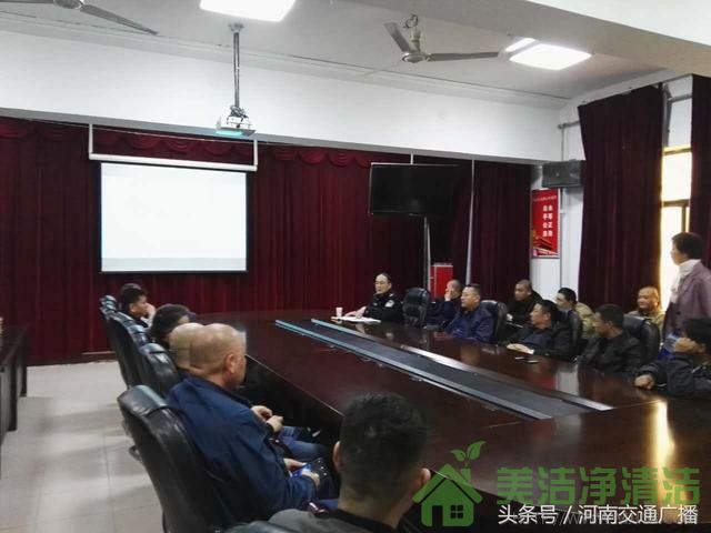 郑州交警三大队走进二七环卫清洁服务总公司 开展交通安全培训课(图3)